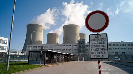 Die Kühltürme des tschechischen Atomkraftwerks Temelin in Südböhmen. Ergänzt werden soll die Anlage künftig um einen neuen Kleinreaktor. (Archivbild) / Foto: Michael Heitmann/dpa