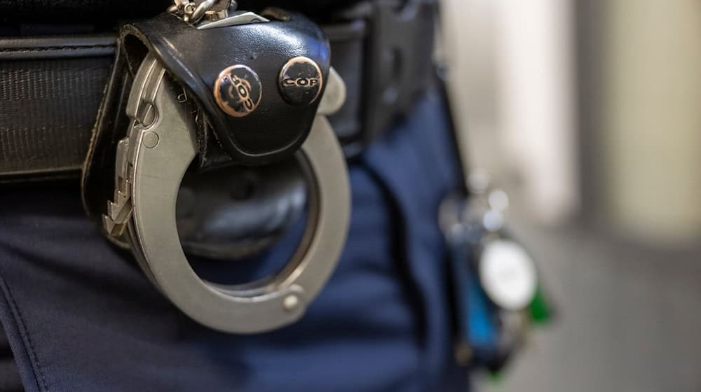 Polizisten nahmen den 40-Jährigen bei einer Durchsuchung im Landkreis Bad Tölz-Wolfratshausen fest. (Symbolbild) / Foto: Peter Kneffel/dpa