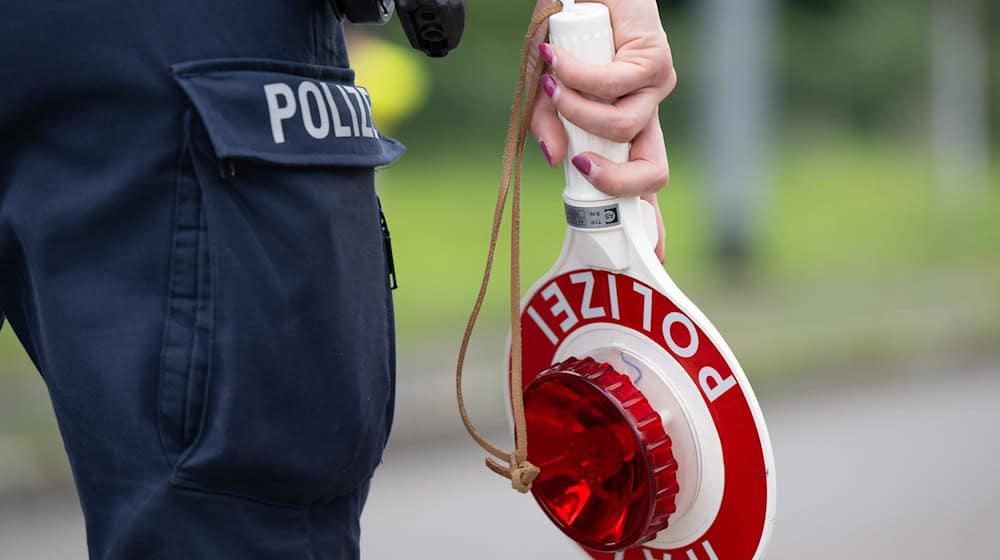 Die Polizei kontrollierte die Männer am Wochenende bei ihrer Einreise aus Tschechien. (Symbolbild) / Foto: Sebastian Kahnert/dpa