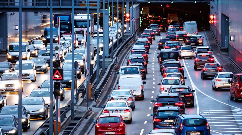 Der Verkehrssektor bleibt in Bayern größter Verursacher von klimaschädlichen Emissionen. 2023 lag der Anteil bei 29,5 Prozent. (Archivbild) / Foto: Matthias Balk/dpa
