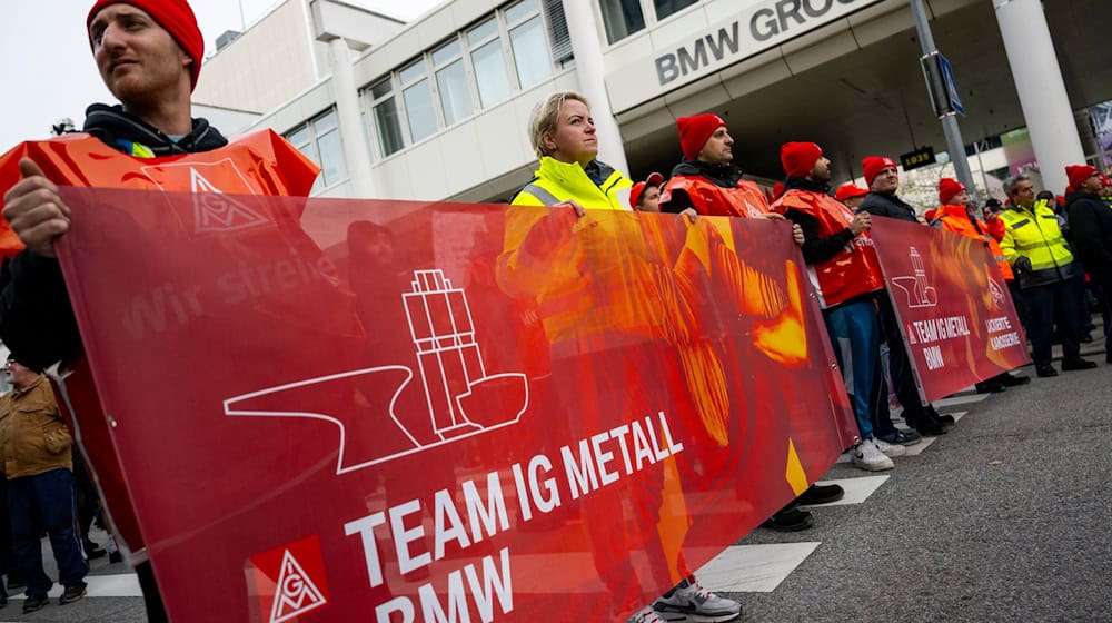 Metaller demonstrieren bei BMW für kräftige Lohnerhöhungen (Archivbild). / Foto: Lennart Preiss/dpa