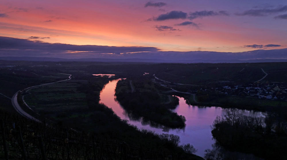 In Teilen Bayerns werden weniger Wolken und mehr Sonnenschein erwartet. / Foto: Karl-Josef Hildenbrand/dpa