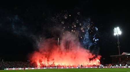 Bayern München muss wegen etlicher Pyrotechnik-Vergehen seiner Fans beim Pokalspiel in Ulm 150.000 Euro Strafe zahlen. / Foto: Tom Weller/dpa