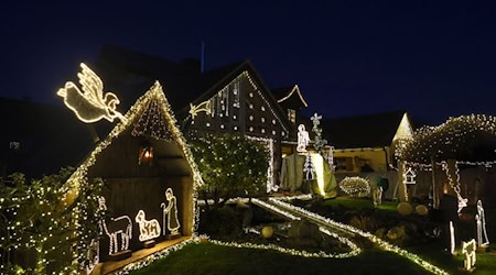 Jedes Jahr schmückt Joseph Glogger sein Haus für einen guten Zweck. / Foto: Karl-Josef Hildenbrand/dpa