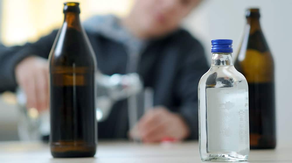 Kinder und Jugendliche trinken sich seltener einen Rausch an. (Symbolbild) / Foto: Tobias Hase/dpa