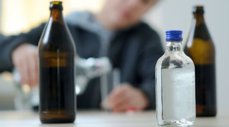 Kinder und Jugendliche trinken sich seltener einen Rausch an. (Symbolbild) / Foto: Tobias Hase/dpa