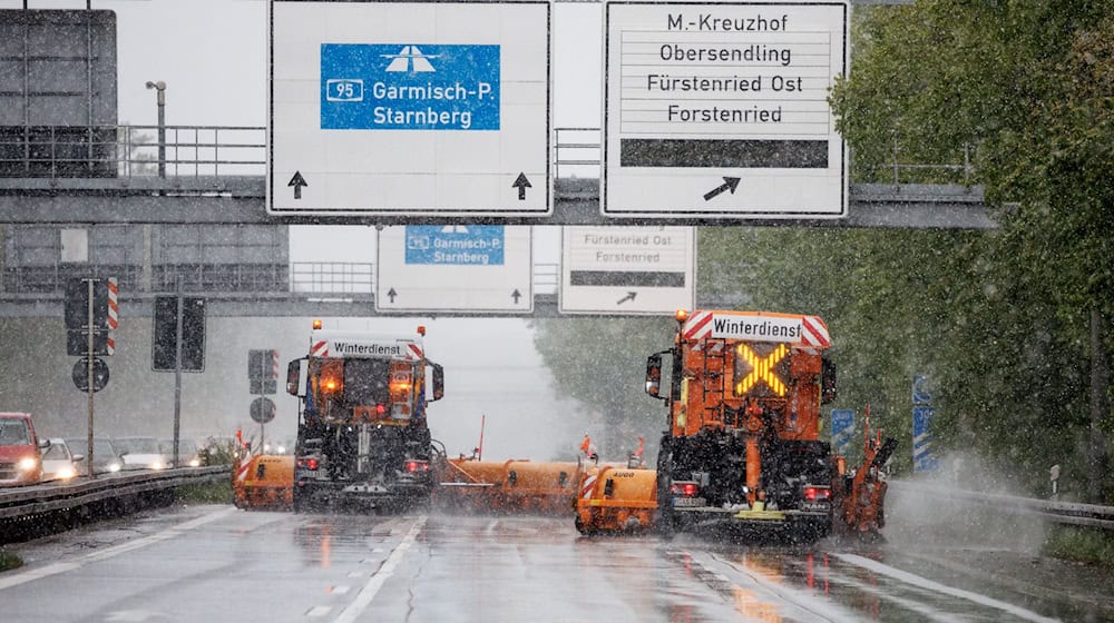 In Teilen Bayerns dürfte am Donnerstagfrüh der Winterdienst gefragt sein. (Archivbild) / Foto: Matthias Balk/dpa