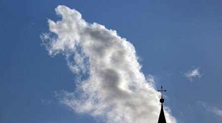 Katholikinnen und Katholiken dürfen heute neue Kirchenverwaltungen wählen. (Symbolbild) / Foto: Karl-Josef Hildenbrand/dpa