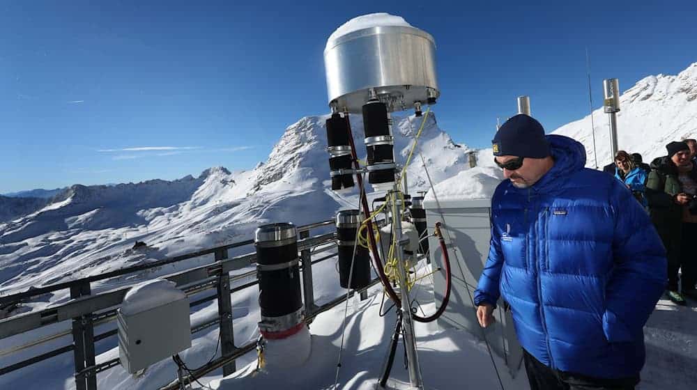 Der bayerische Ministerpräsident Markus Söder (CSU) besichtigt während einer Feier zum 25-jährigen Jubiläum die Umweltforschungsstation Schneefernerhaus auf der Zugspitze. / Foto: Karl-Josef Hildenbrand/dpa