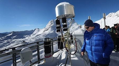 Der bayerische Ministerpräsident Markus Söder (CSU) besichtigt während einer Feier zum 25-jährigen Jubiläum die Umweltforschungsstation Schneefernerhaus auf der Zugspitze. / Foto: Karl-Josef Hildenbrand/dpa