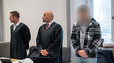 Der 39-Jährige (r) soll seinen Sohn brutal verletzt haben. / Foto: Daniel Vogl/dpa