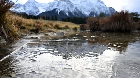 Die Kreiswasserwacht Starnberg gibt Tipps für eine sichere Saison auf zugefrorenen Seen und Gewässern. (Symbolbild) / Foto: Angelika Warmuth/dpa