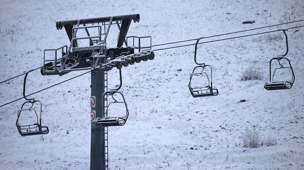 Die Behörden prüfen derzeit, ob in einem Skigebiet illegal Wasser zum Betrieb von Schneekanonen entnommen worden ist. (Archivbild) / Foto: Karl-Josef Hildenbrand/dpa