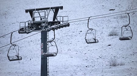 Die Behörden prüfen derzeit, ob in einem Skigebiet illegal Wasser zum Betrieb von Schneekanonen entnommen worden ist. (Archivbild) / Foto: Karl-Josef Hildenbrand/dpa