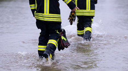 Einsatzkräfte der Freiwilligen Feuerwehren sollen künftig länger als nur bis zum Alter von 65 Jahren aktiv sein dürfen (Archivbild).  / Foto: Sven Hoppe/dpa