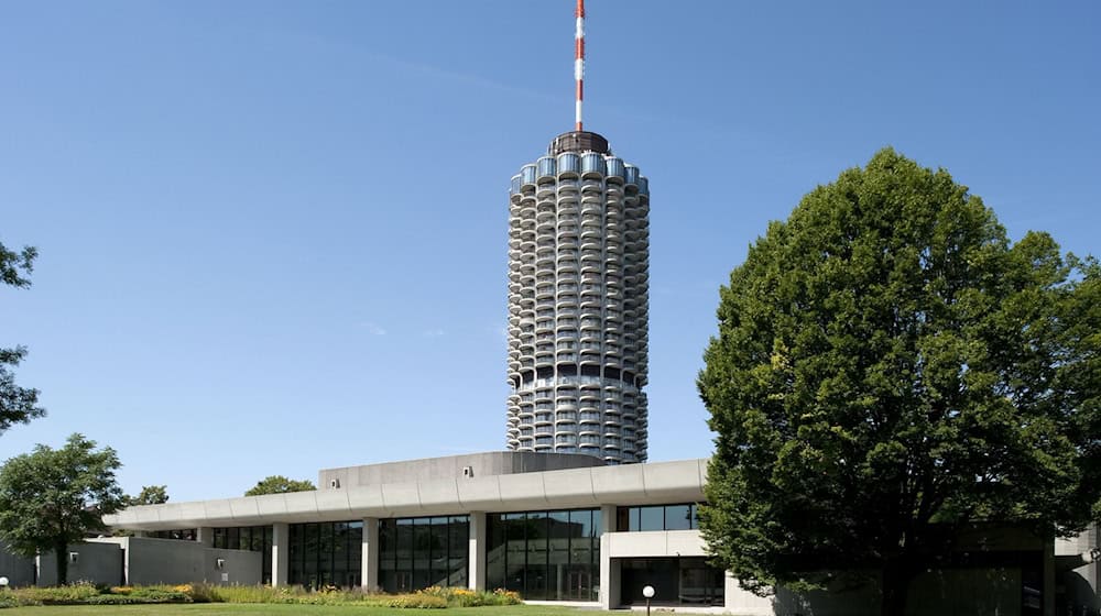 Das 115 Meter hohe Hochhaus prägt seit den frühen 1970er Jahren die Augsburger Stadtkulisse. / Foto: Michael Forstner/BLfD/dpa