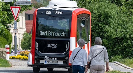 Die fahrerlosen Busse fuhren zuletzt auch zwischen dem Ort und dem außerhalb gelegenen Bahnhof. (Archivbild) / Foto: Armin Weigel/dpa