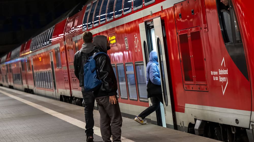 Mit dem Wechsel zum Winterfahrplan am 15. Dezember wird es in mehreren Regionen Bayerns mehr Zugverbindungen geben. (Symbolbild) / Foto: Peter Kneffel/dpa