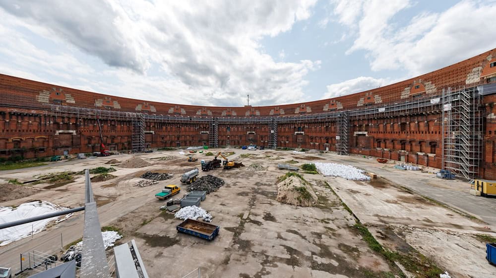 Im Innenhof der Kongresshalle soll eine Ersatzspielstätte für das Staatstheater entstehen. (Archivbild) / Foto: Daniel Karmann/dpa