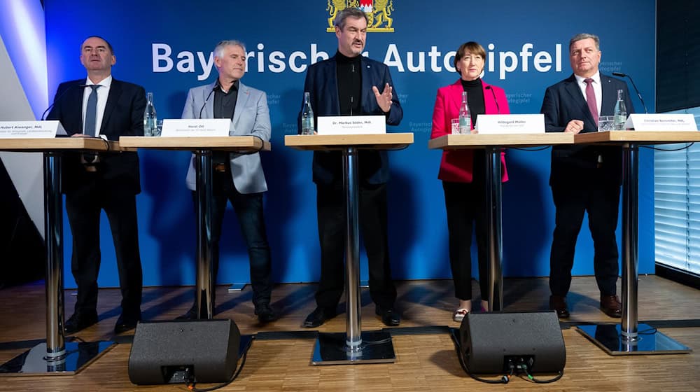 Nach dem Bayerischen Autogipfel präsentiert Markus Söder (M) die Ergebnisse. / Foto: Sven Hoppe/dpa