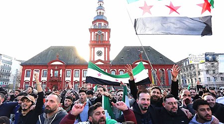 Syrer in Mannheim feiern den Umsturz in ihrem Heimatland / Foto: Dieter Leder/dpa