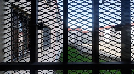 Hinter Gittern: In Bayerns Gefängnissen sitzen wieder mehr Menschen ein. (Symbolbild) / Foto: Daniel Karmann/dpa