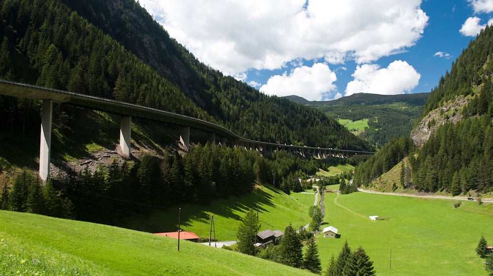 Das mehr als 50 Jahre alte Bauwerk bei Gries am Brenner halte einer vollen Verkehrsbelastung nicht mehr stand, teilte der Autobahnbetreiber Asfinag mit. / Foto: Foto Asfinag/dpa