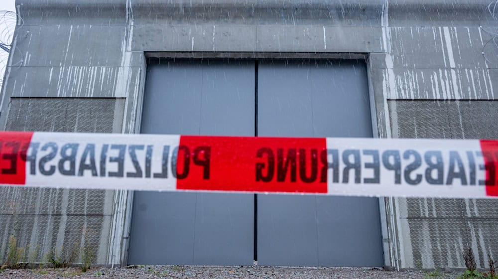 Zu den Sicherheitsmaßnahmen im Bezirkskrankenhaus Straubing gehört unter anderem ein Verbot von Kunststoffspiegeln. (Archivbild) / Foto: Armin Weigel/dpa