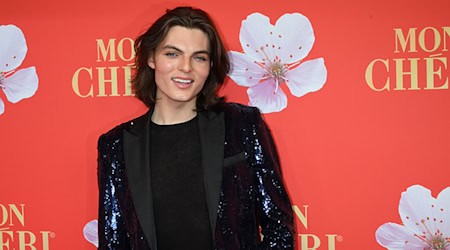 An Weihnachten wird Damian Hurley mit seiner Mutter Liz Hurley ein Fest veranstalten - für die ganze Familie.  / Foto: Felix Hörhager/dpa