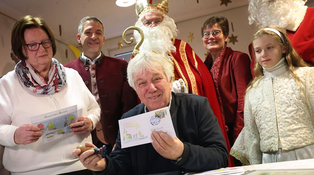 In Himmelstadt gibt es das einzige bayerische Weihnachtspostamt - zur Eröffnung kam auch Musiker Rolf Zuckowski. / Foto: Karl-Josef Hildenbrand/dpa