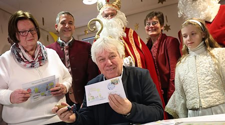 In Himmelstadt gibt es das einzige bayerische Weihnachtspostamt - zur Eröffnung kam auch Musiker Rolf Zuckowski. / Foto: Karl-Josef Hildenbrand/dpa