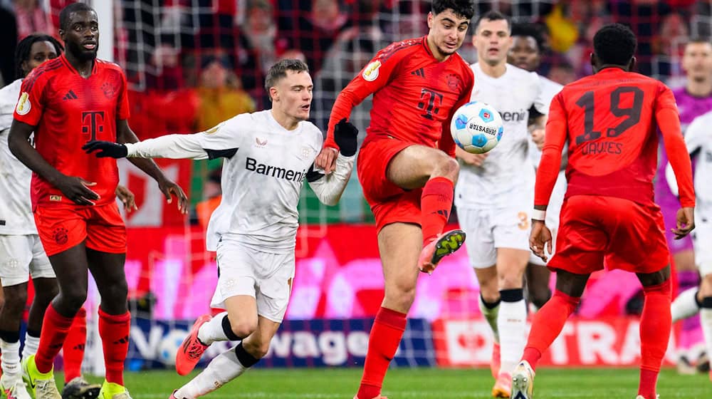 Zurück auf dem Platz: Aleksandar Pavlovic (M) am Ball gegen Leverkusen. / Foto: Tom Weller/dpa