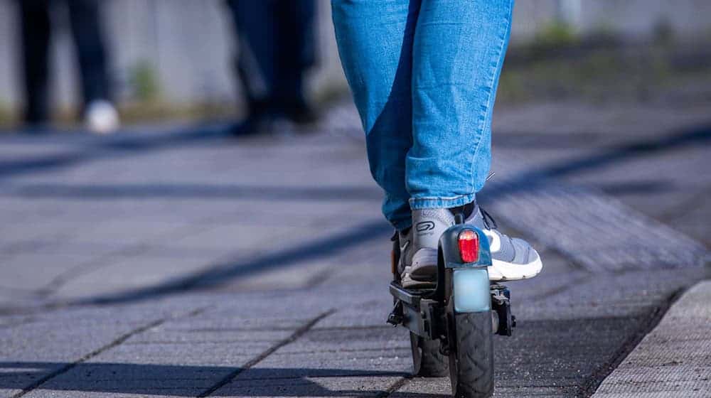 Noch immer beliebt, aber zunehmend in Unfälle involviert: E-Scooter (Symbolbild). / Foto: Jens Büttner/dpa