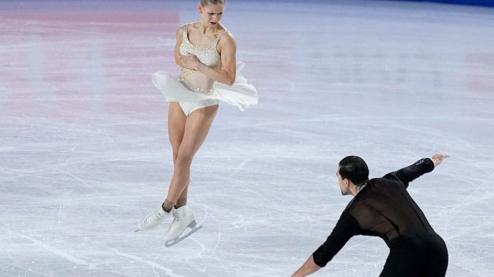 Minerva Hase (l) und Nikita Wolodin liegen bei der deutschen Meisterschaft in Oberstdorf nach dem Kurzprogramm in Führung. / Foto: Laurent Cipriani/AP/dpa