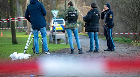 Nach dem Fund eines Schwerverletzten laufen die Ermittlungen bei der Münchner Polizei weiter.  / Foto: Peter Kneffel/dpa