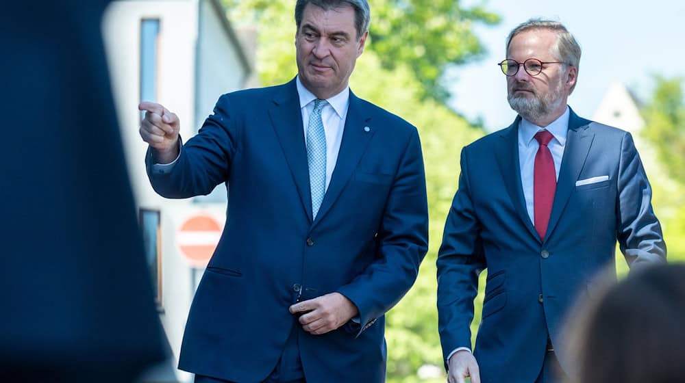 Nach Warschau geht es für CSU-Chef Söder nun nach Prag. Dort will er mit Regierungschef Petr Fiala (rechts) auch über Kooperationen bei der Kernenergie sprechen. (Archivbild) / Foto: Armin Weigel/dpa