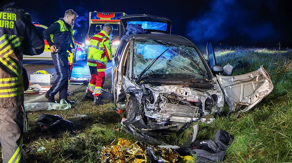 Warum der 41-Jährige mit seinem Auto in den Gegenverkehr geriet, war zunächst unklar. / Foto: Mario Obeser/dpa