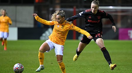 Franziska Kett (r), hier für den FC Bayern im Einsatz in der Champions League. / Foto: Sven Hoppe/dpa