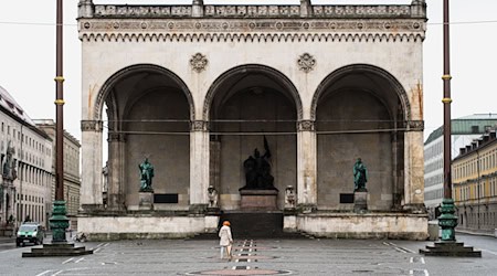 Ab kommendem Jahr soll die berühmte Feldherrnhalle in der Münchner City generalsaniert werden. (Archivbild) / Foto: Matthias Balk/dpa