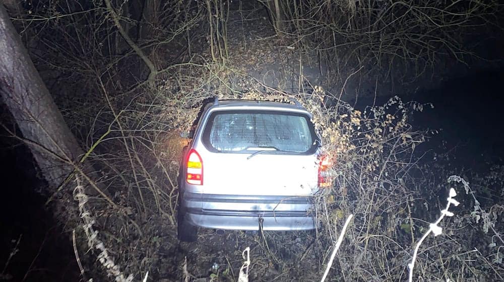 Eine Verfolgungsfahrt hat in Schweinfurt in einem Bach ein Ende gefunden. / Foto: -/Polizei Schweinfurt/dpa