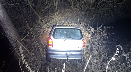 Eine Verfolgungsfahrt hat in Schweinfurt in einem Bach ein Ende gefunden. / Foto: -/Polizei Schweinfurt/dpa