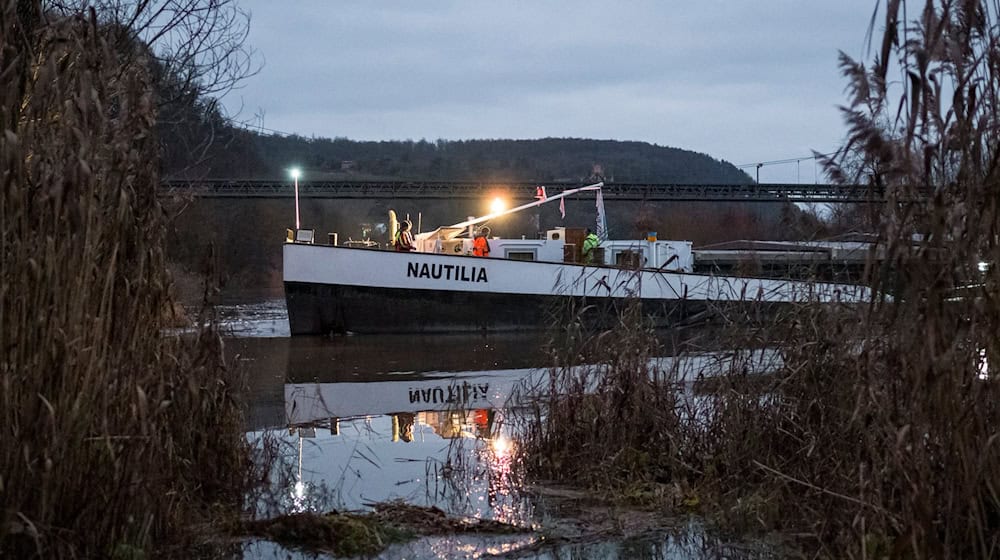 Mehrere Versuche, das Schiff wieder in die Fahrrinne zu drehen, scheiterten. / Foto: Daniel Vogl/dpa