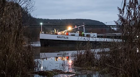 Mehrere Versuche, das Schiff wieder in die Fahrrinne zu drehen, scheiterten. / Foto: Daniel Vogl/dpa