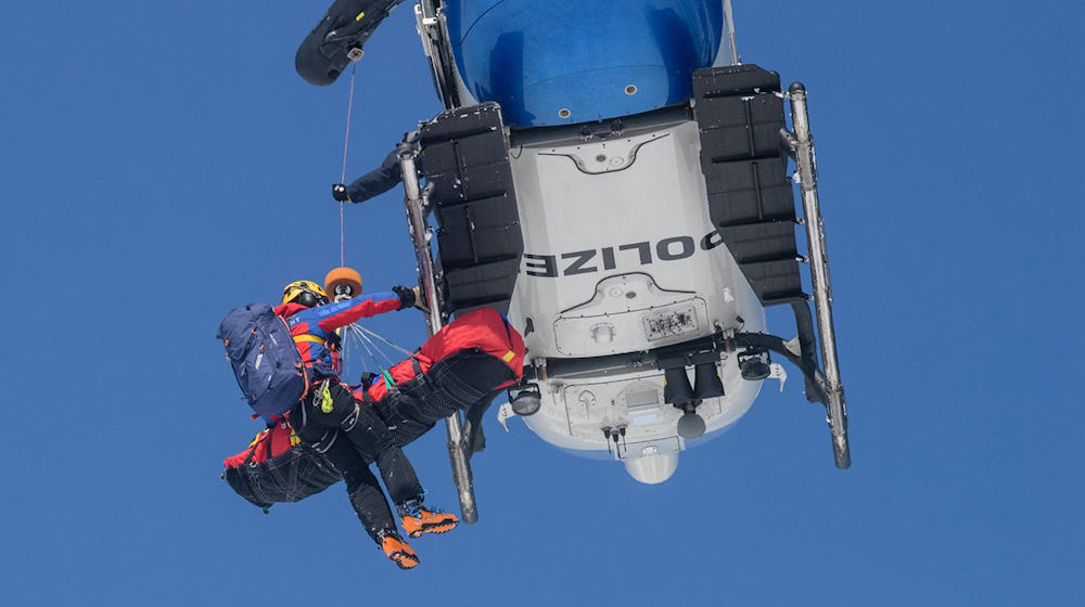 Ein Polizeihubschrauber mit Seilwinde rettete die Frau. (Symbolbild) / Foto: Matthias Balk/dpa