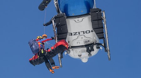 Ein Polizeihubschrauber mit Seilwinde rettete die Frau. (Symbolbild) / Foto: Matthias Balk/dpa