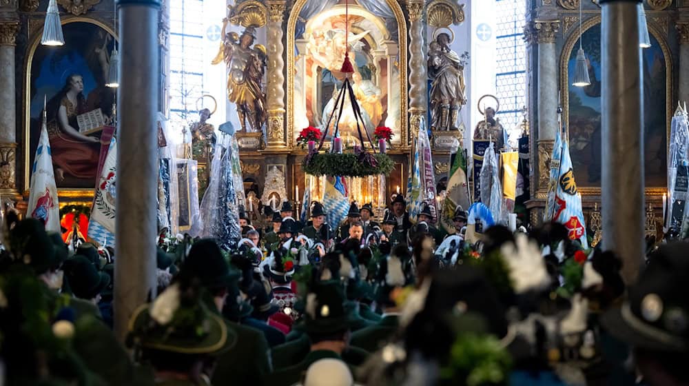 Die Gebirgsschützen gedenken in einem Gottesdienst der Toten von 1705. / Foto: Sven Hoppe/dpa