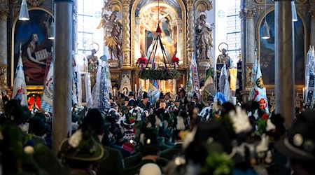 Die Gebirgsschützen gedenken in einem Gottesdienst der Toten von 1705. / Foto: Sven Hoppe/dpa