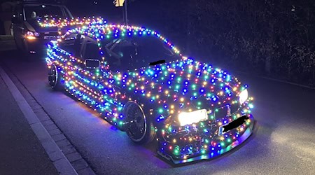 Mit Weihnachtsbeleuchtung unterwegs: Junger Fahrer in Schongau feiert ein besonderes Tuning-Weihnachten. / Foto: Polizeiinspektion Schongau/dpa