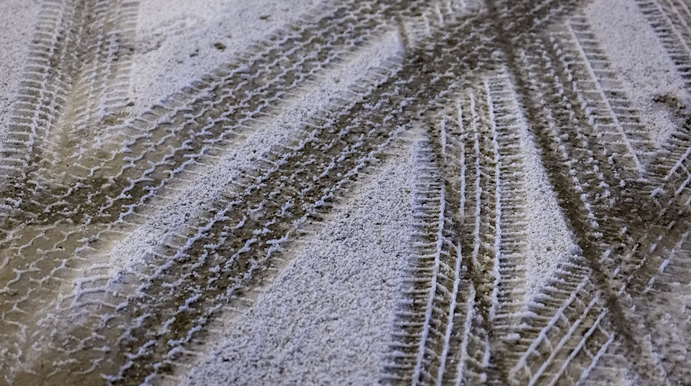 Der Deutsche Wetterdienst warnt vor Glätte auf Bayerns Straßen. / Foto: Sven Hoppe/dpa