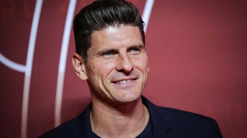 Mario Gomez verlängert seinen Vertrag bei Red Bull bis 2028 und freut sich auf die Zusammenarbeit mit Jürgen Klopp.  / Foto: Christian Charisius/dpa